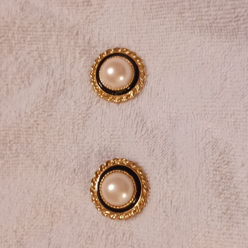 Pearl gold and black clip earrings